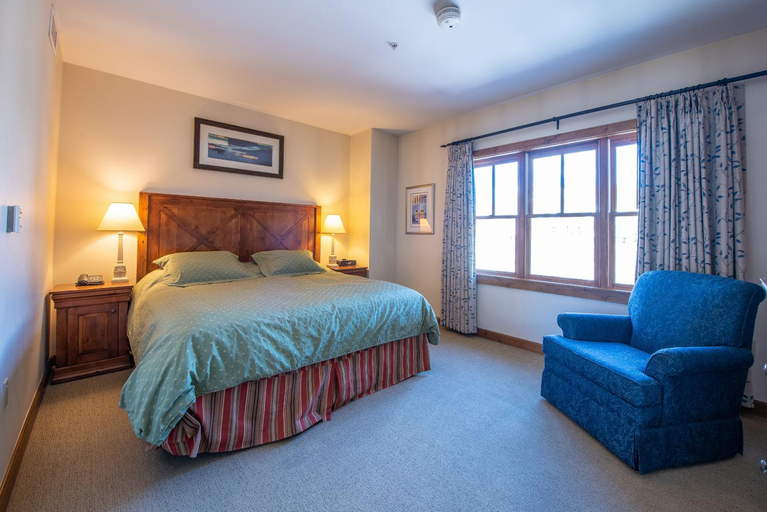 Two Bedroom Condo with Balcony over Mountaineer Square - Just Steps from the Slopes! condo, Gunnison