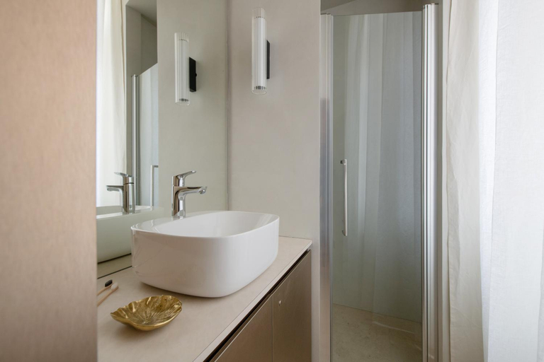 Bathroom 2, MiHotel Serlin, Rhône
