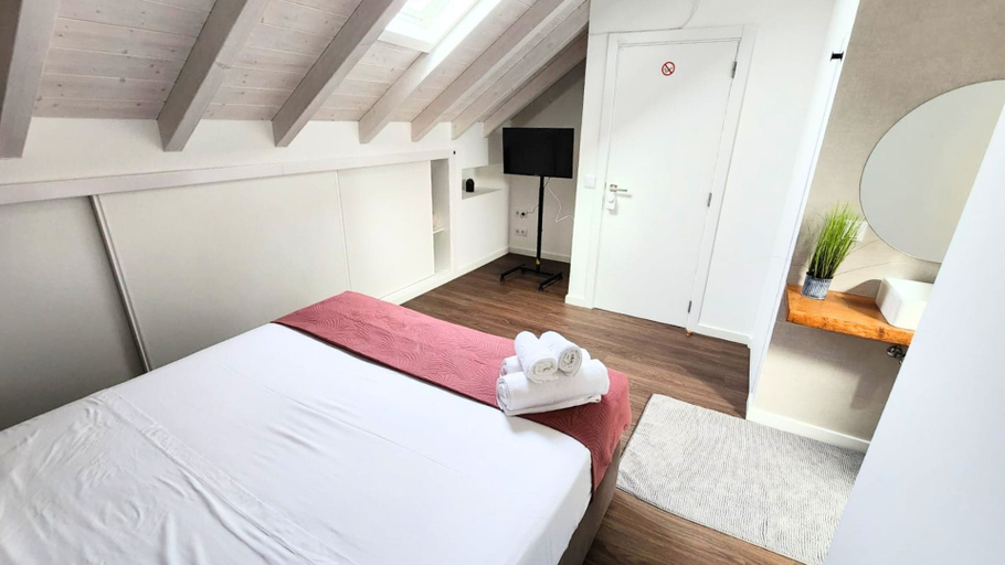 Bedroom 3, SurfSoul B&B, Peniche