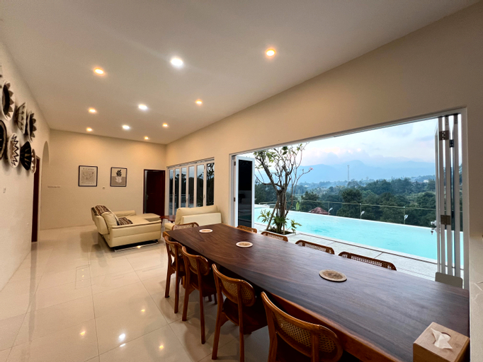 Dining Room 19