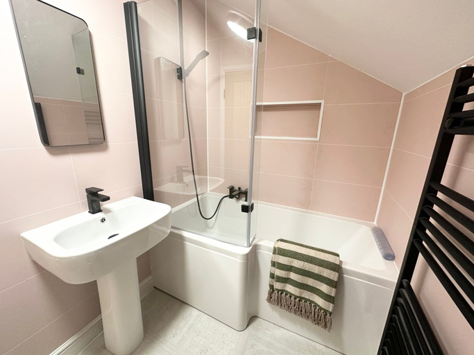 Bathroom, Flt 4 Bank House Settle Yorkshire Dales, North Yorkshire