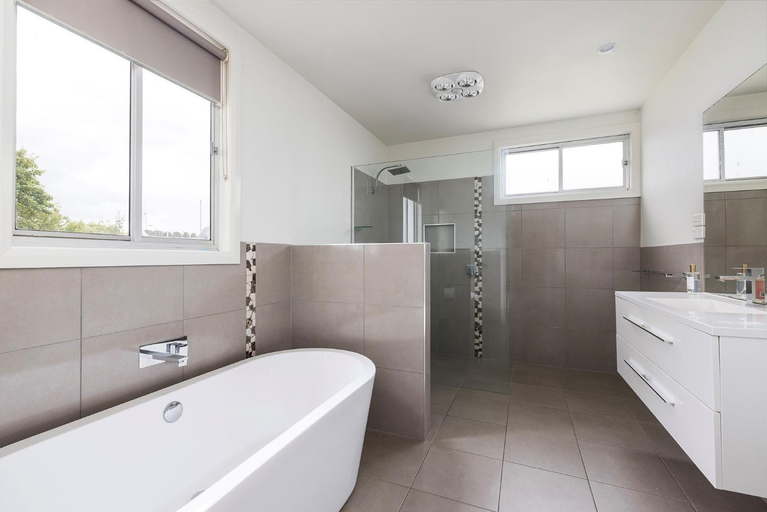 Bathroom, Ellenora, Warrnambool