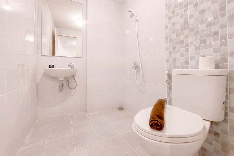 Bathroom 5, Spacious and Restful 1BR Tokyo Riverside PIK 2 Apartment By Travelio, Tangerang