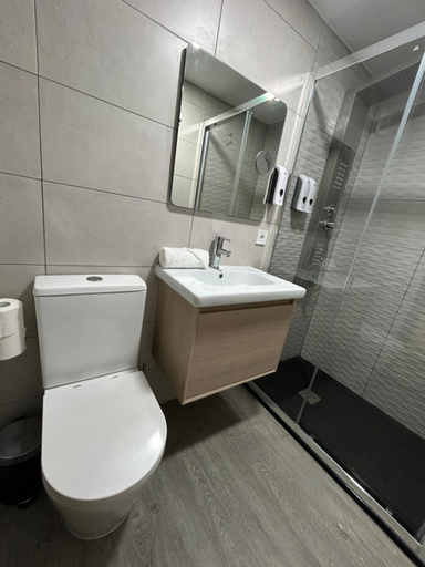 Bathroom, Habitacion con jacuzzi y bano privado, Madrid
