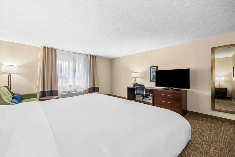 Bedroom 3, Comfort Inn & Suites Pueblo, Pueblo