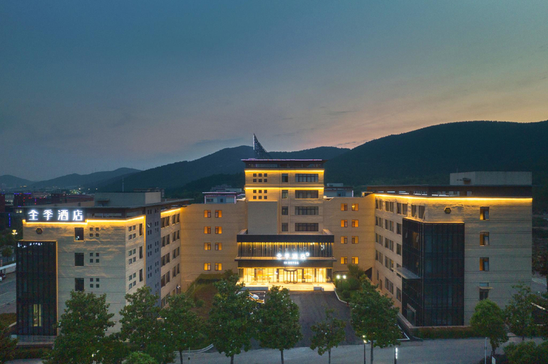 Exterior & Views