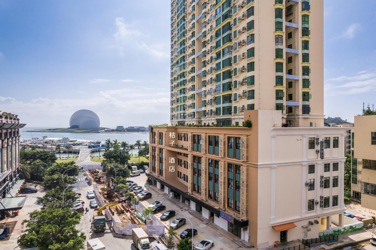 Exterior & Views