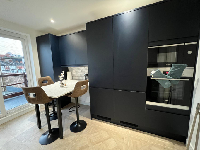 Others 3, Luxurious London Studios, London