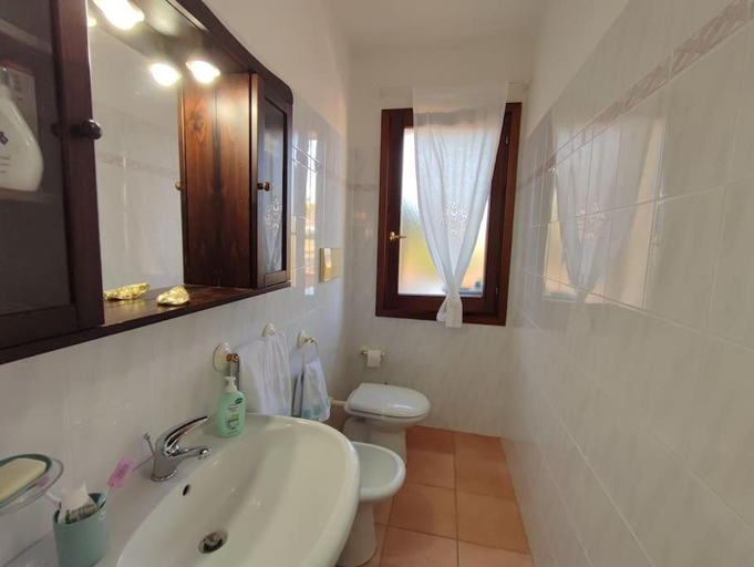 Bathroom 3, Laide Mediterranea con Spiaggia a Piedi Garage e Aria Cond, Sassari