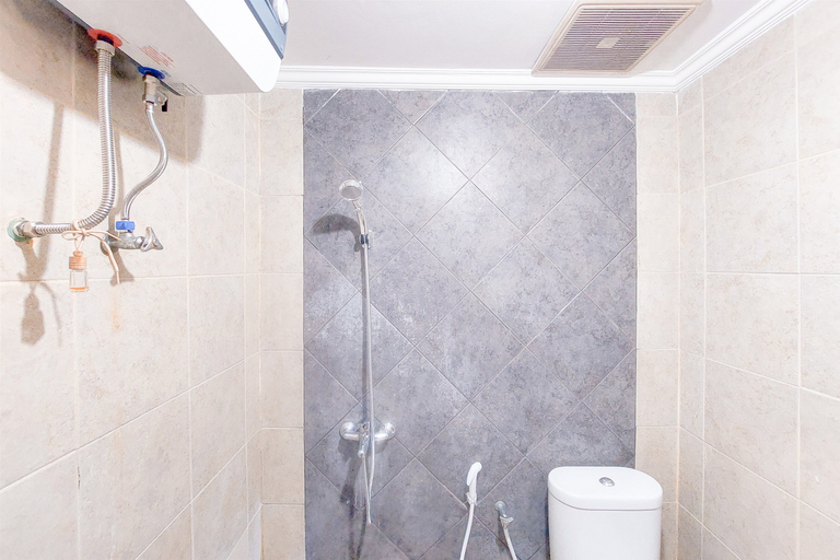 Bathroom 5, Compact and Homey Studio at Great Western Resort Apartment By Travelio, Tangerang