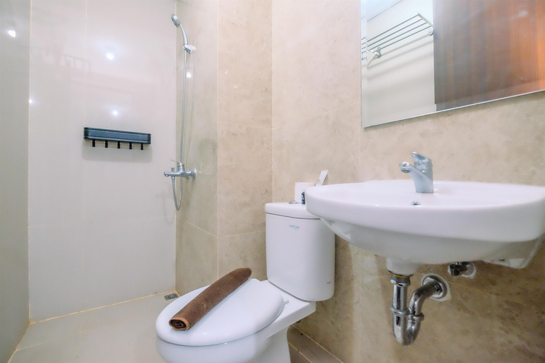 Bathroom 5, Comfortable 2BR at High Floor Transpark Cibubur Apartment By Travelio, Depok