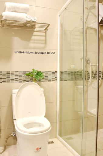 Bathroom, NORN Rimklong Bangkok Hotel, Bangkok Noi
