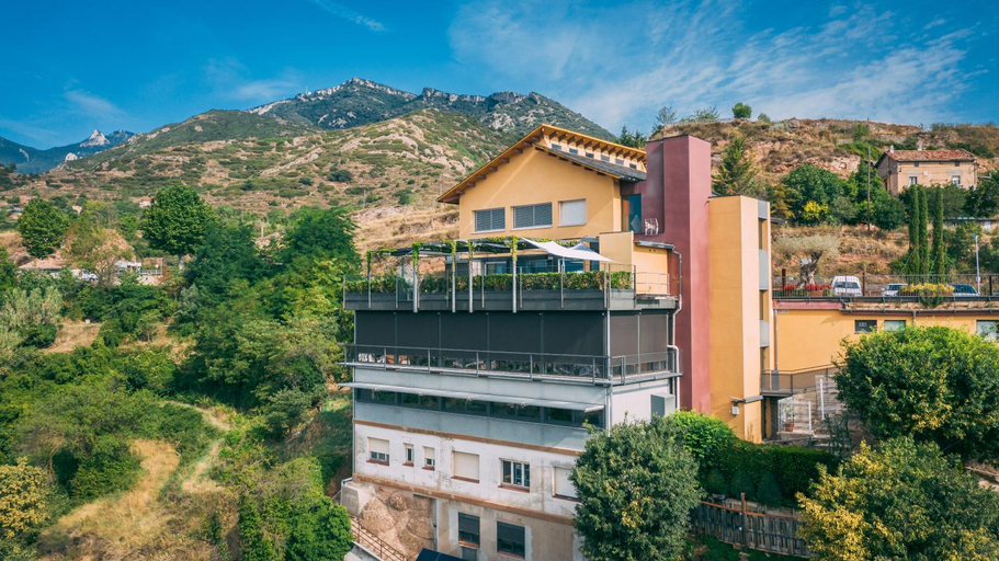 Exterior & Views
