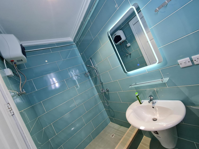 Bathroom 3, Adepa Court Luxury Apartment Services, Kumasi
