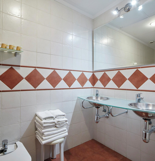 Bathroom 5, Iraipe Ongi Hotel, Guipúzcoa