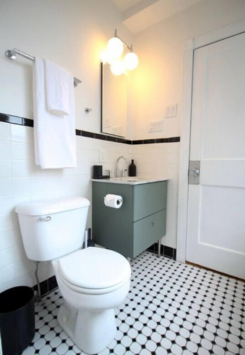 Bathroom 2, 253 S 20th St, Philadelphia
