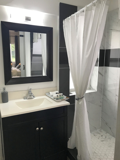 Bathroom 5, Duncan Motel, Cowichan Valley