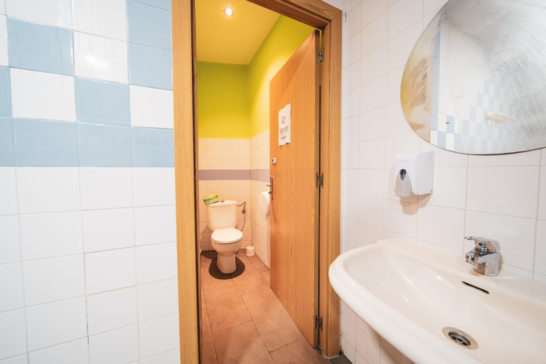 Bathroom 3, Albergue Barullo - Cubiculos - Literas - Habitaciones, Lugo