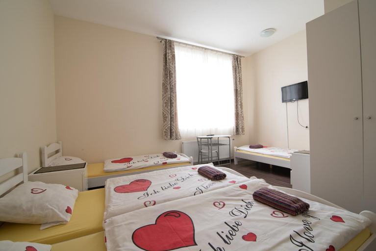 Bedroom 3, Happy Hotel, Riga