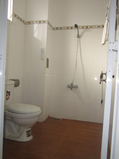 Bathroom 5, Nhiet Doi Hotel, Tuy Hoa