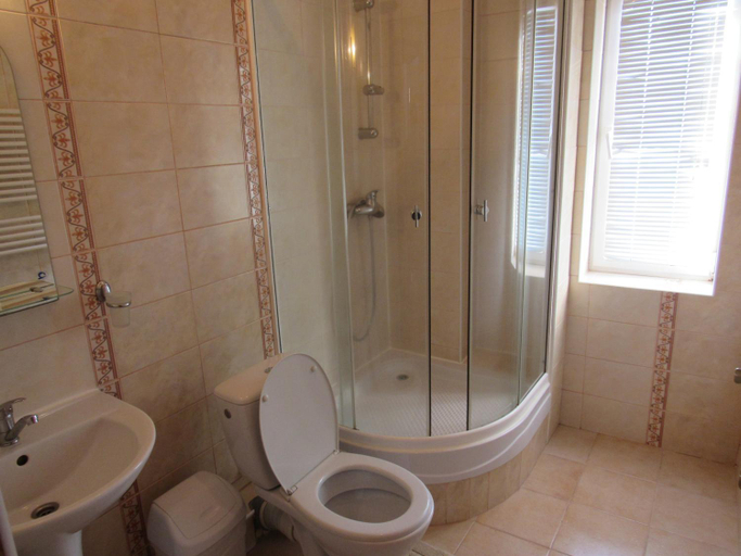 Bathroom 3, U Neli, Svaliavs'kyi