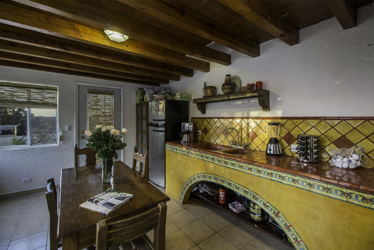 Food & Drinks 4, Pied-a-terre at Casitas Aparicio, Allende