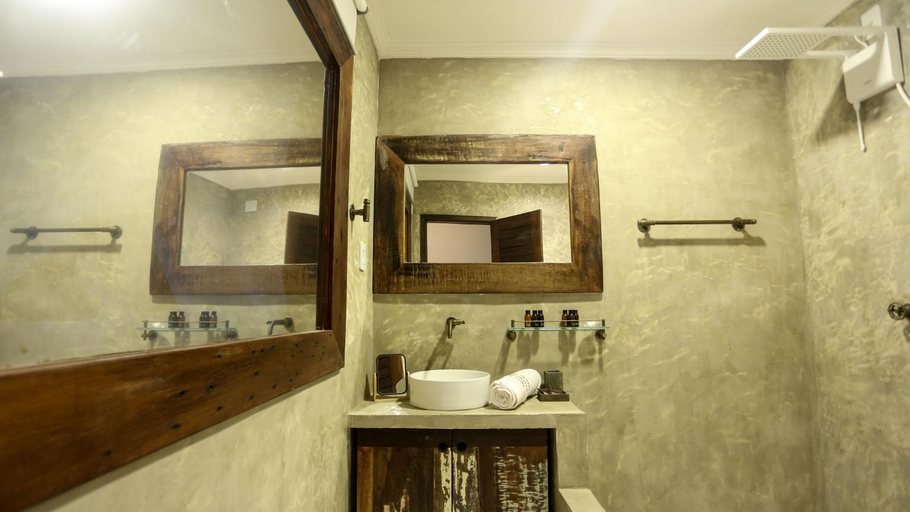 Bathroom 3, 3 Piratas, Cruz