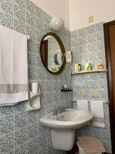 Bathroom, Hotel Astoria, Teramo