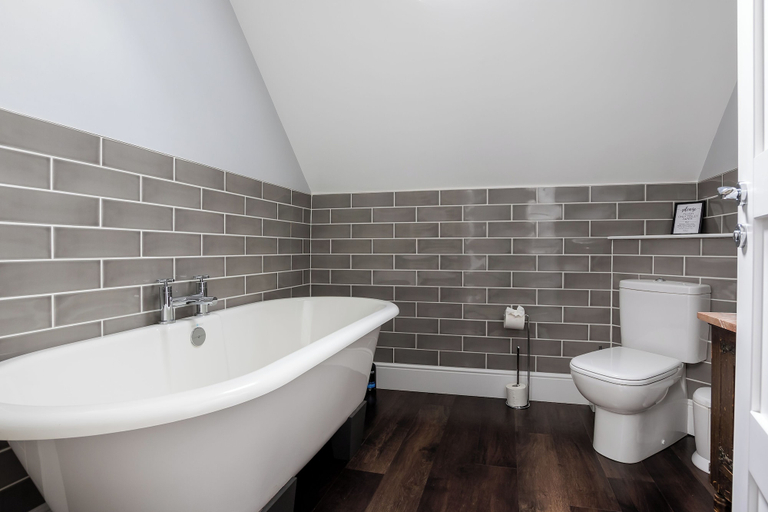 Bathroom 3, Stunning 5 Bed in the Centre of Bourton, Gloucestershire