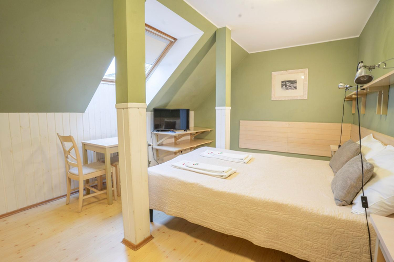 Others 4, Kongo Hotel, Haapsalu