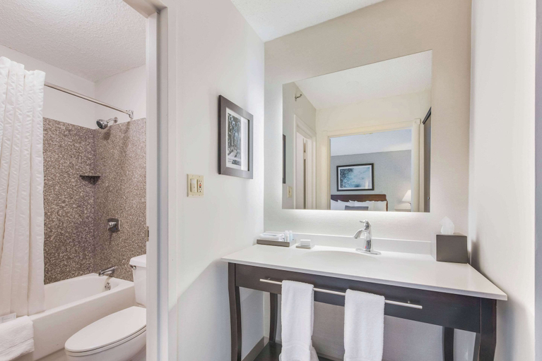 Bathroom 4, The Blu Hotel Blue Ash Cincinnati, an Ascend Collection Hotel, Cincinnati