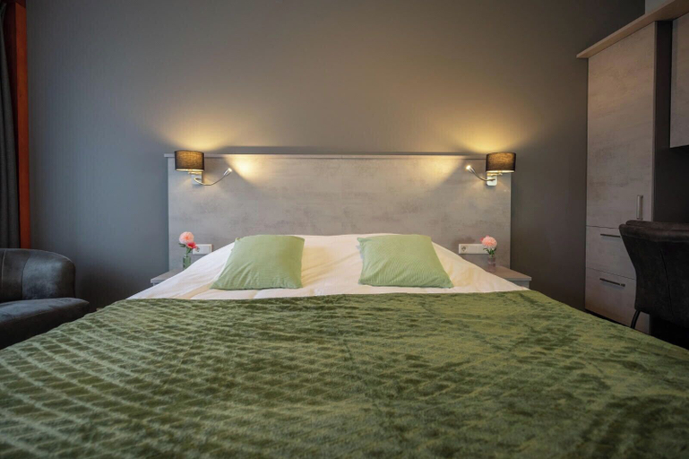 Bedroom 2, Hotel Spoorzicht & SPA, Loppersum