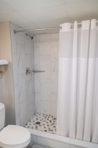 Bathroom 4, Twin Mountain Inn & Suites, Sevier
