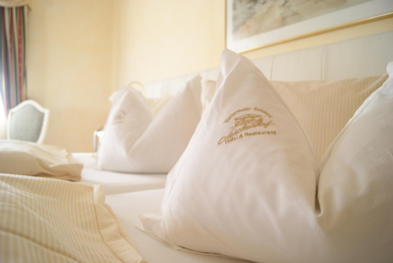 Bedroom, Hotel Schloss Lerchenhof, Hermagor