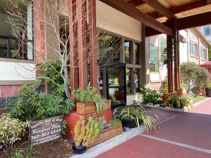 Exterior & Views