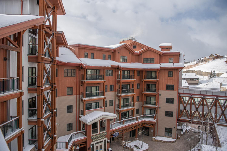 Large 3 bedroom 4 bathroom Condo in Mountaineer Square condo, Gunnison