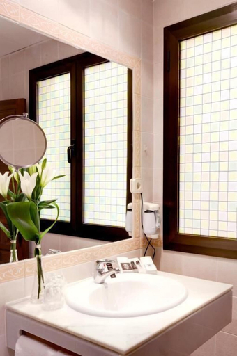 Bathroom 4, Sercotel Toledo Imperial, Toledo