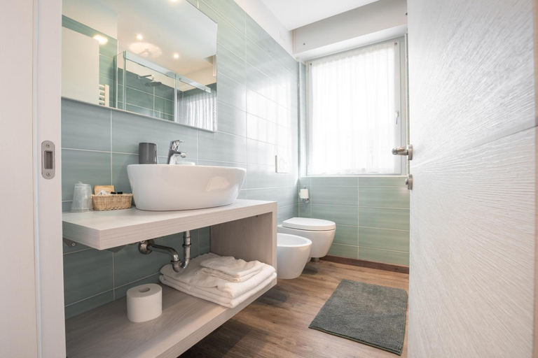 Bathroom 5, Rolly - Rooms & Restaurant, Trento