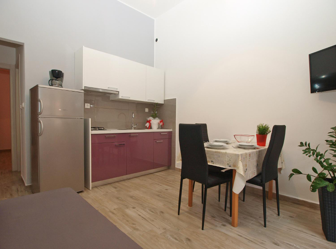 Others 3, Apartment 898, Pula