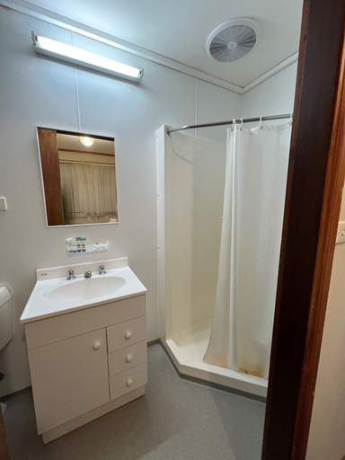 Bathroom 3, Deniliquin Pioneer Tourist Park, Deniliquin