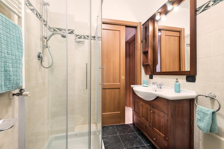Bathroom 2, Airone Apartment, Novara