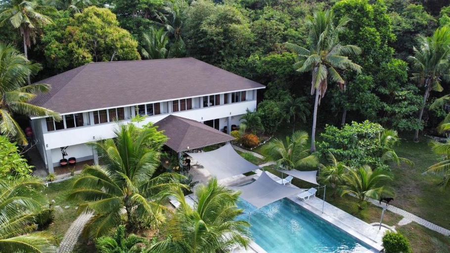 Sunset Cove Beach & Dive Resort, Romblon