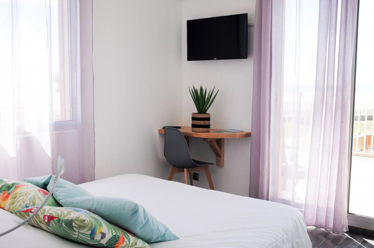 Bedroom 2, Sunrise Beach Hotel, Aude