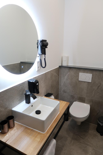 Others 4, TOKA ROOMS - an der Regiobahn, Mettmann