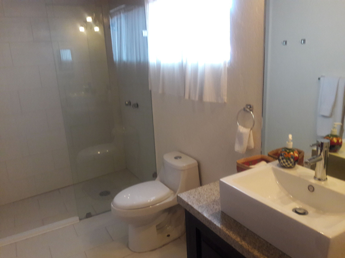 Bathroom 3, Pied-a-terre at Casitas Aparicio, Allende