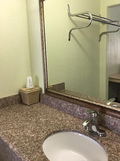 Bathroom 3, Budget Inn, Lavaca
