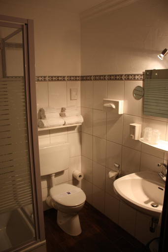 Bathroom 4, Hotel Pirsch, Kaiserslautern