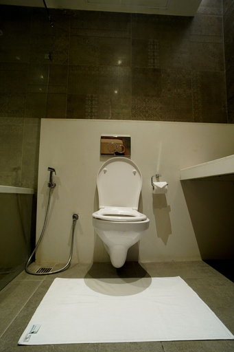 Bathroom 4, Hotel Sakura Gold, Gurgaon