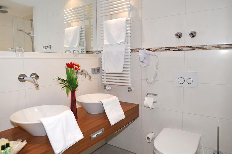 Bathroom 4, Landhotel Bold Oberammergau, Garmisch-Partenkirchen