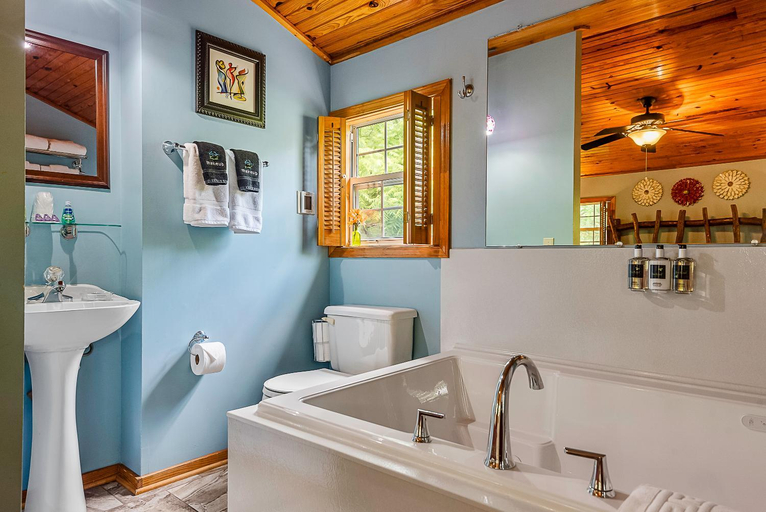Bathroom, The Woods Cabins, Carroll